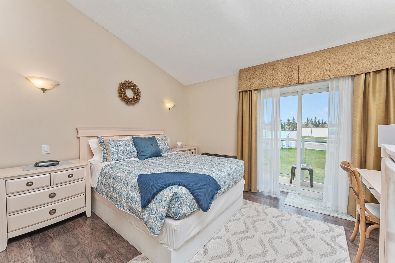 Lakeshore Inn Cold Lake Екстер'єр фото