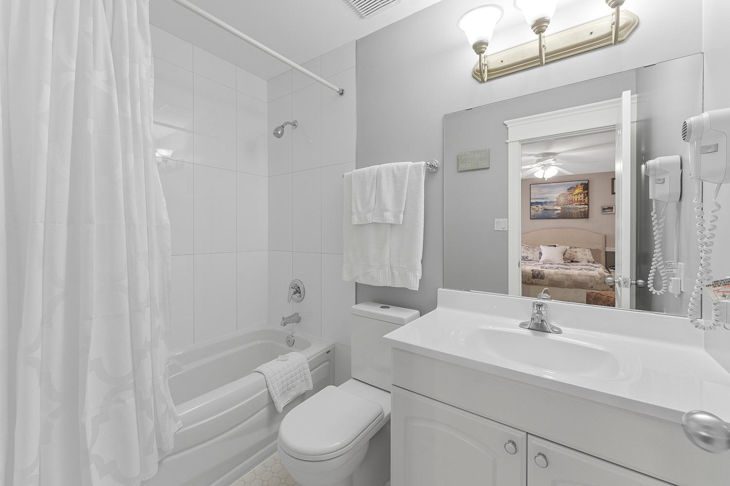 Lakeshore Inn Cold Lake Екстер'єр фото