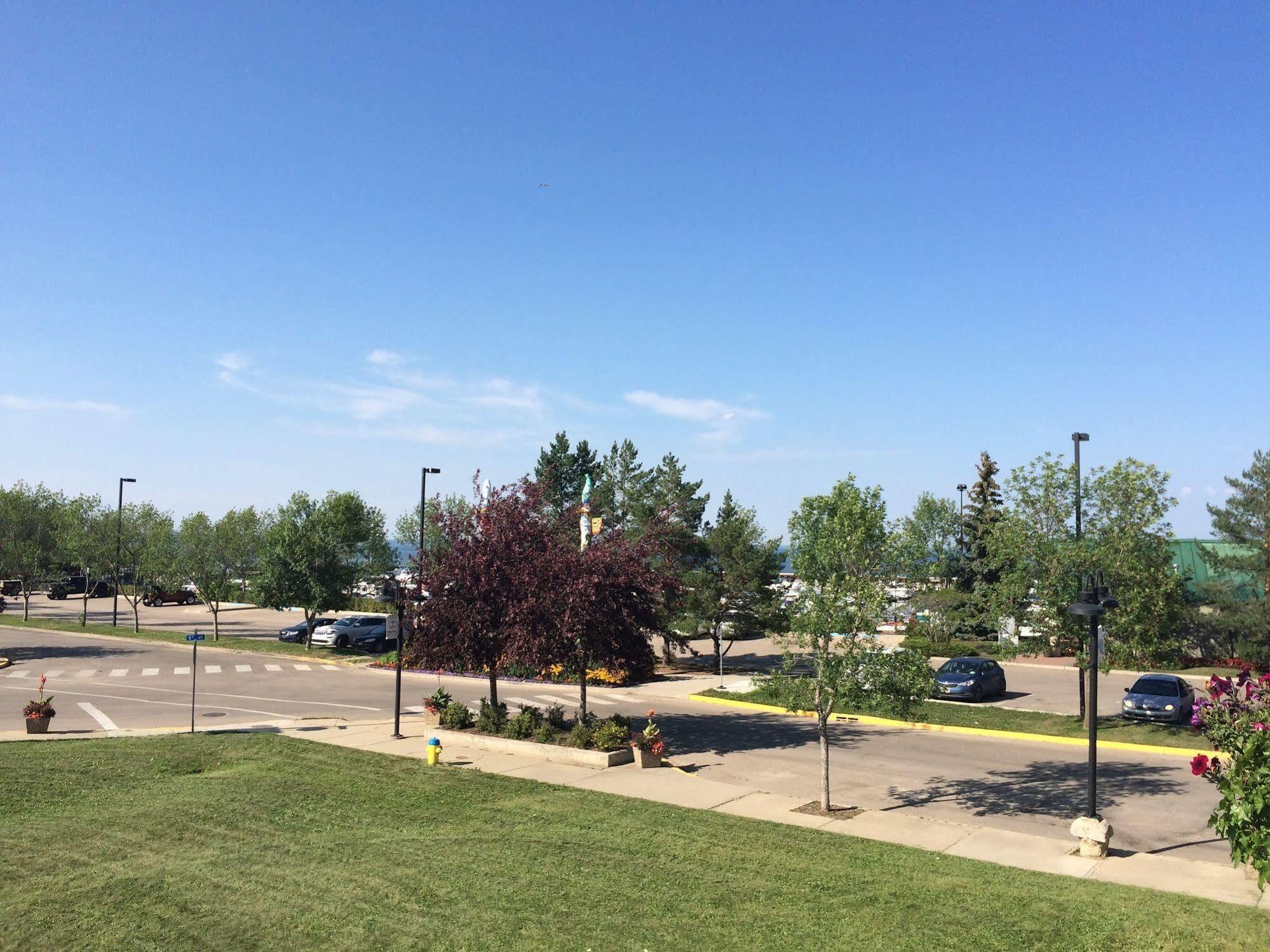 Lakeshore Inn Cold Lake Екстер'єр фото