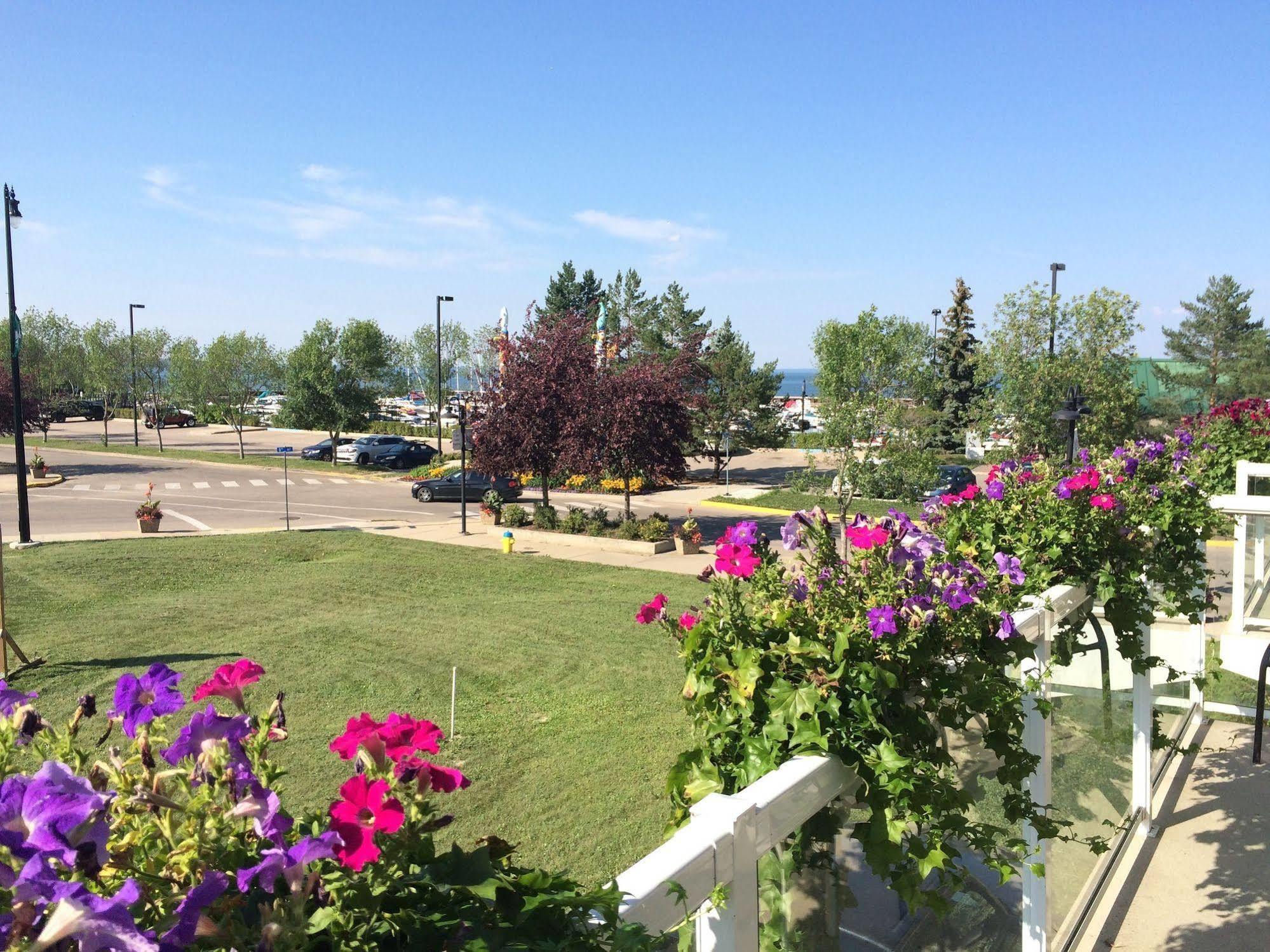 Lakeshore Inn Cold Lake Екстер'єр фото