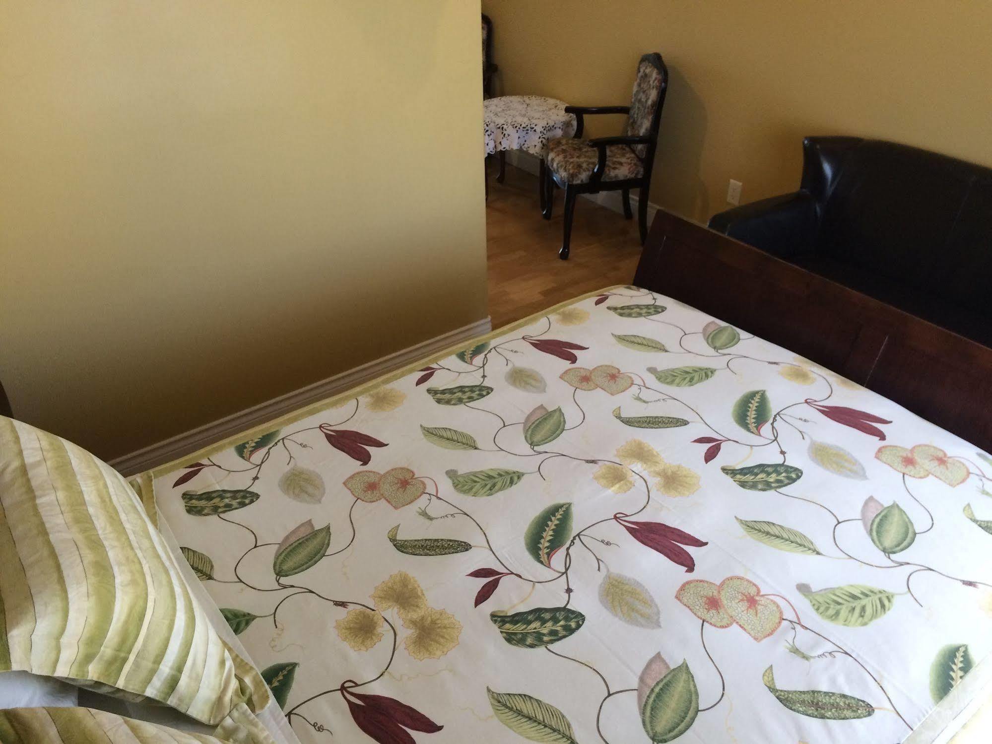 Lakeshore Inn Cold Lake Екстер'єр фото
