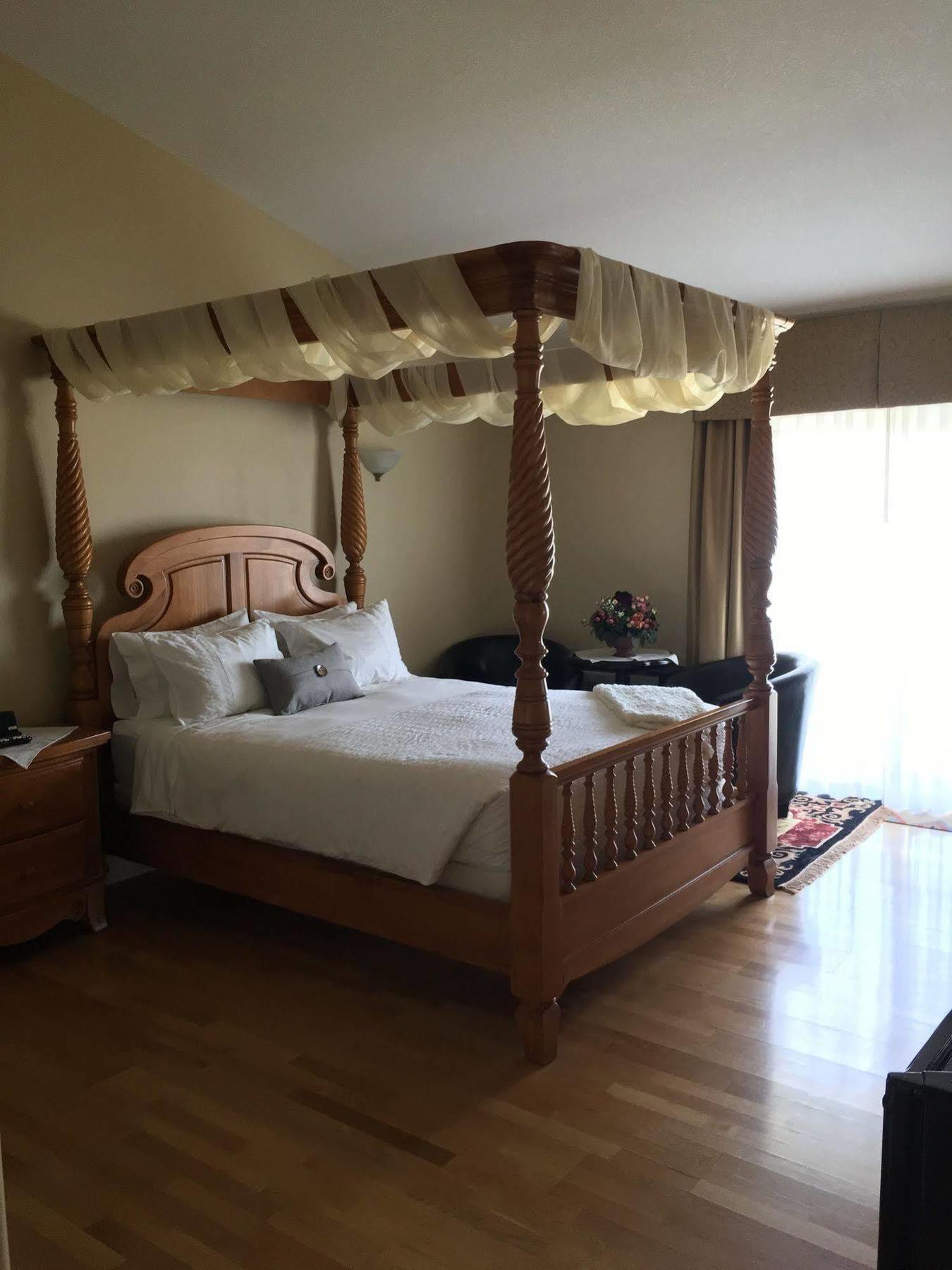Lakeshore Inn Cold Lake Екстер'єр фото